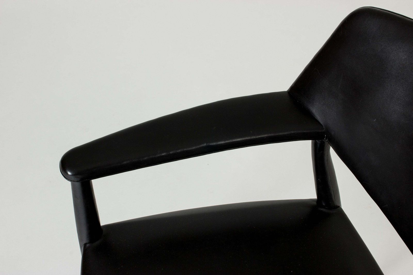 Fauteuil mid-century en cuir, par Ejnar Larsen & Aksel Bender Madsen pour Willy Beck photo vintage