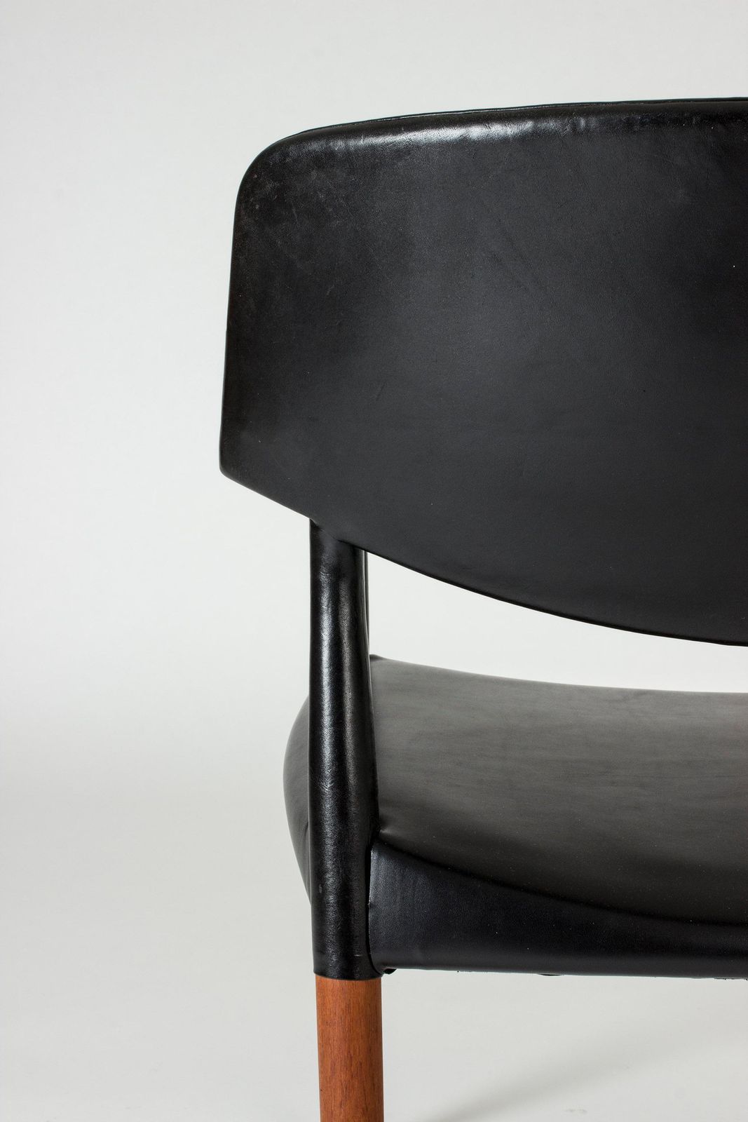 photo furniture Fauteuil mid-century en cuir, par Ejnar Larsen & Aksel Bender Madsen pour Willy Beck