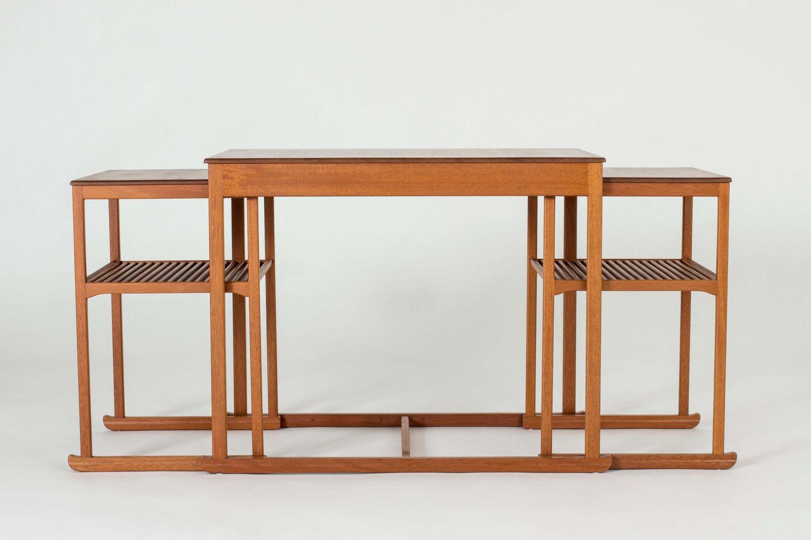 Table gigogne Teak « Sladen » « The Sled » par Carl Malmsten, Suède photo furniture