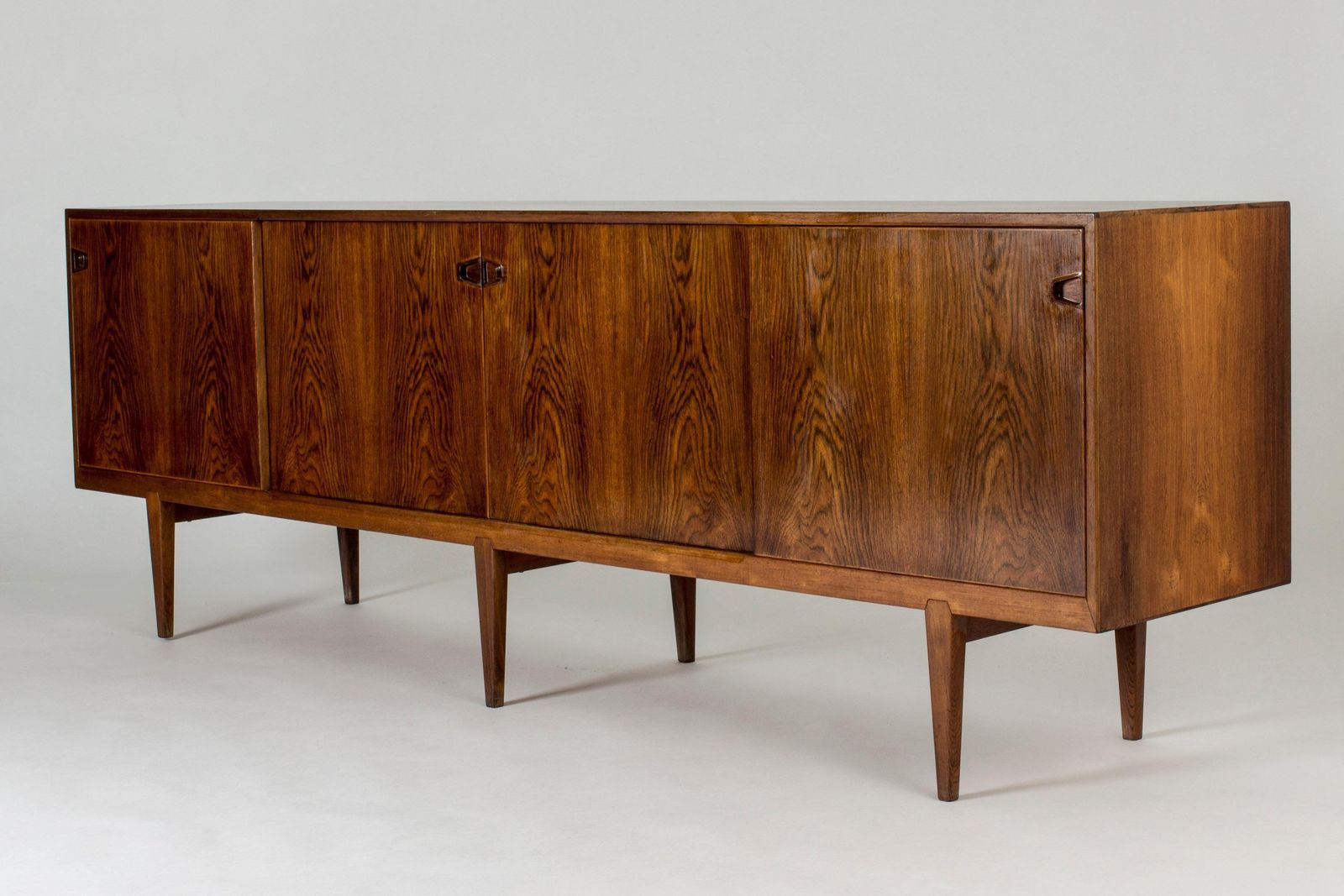 Buffet en palissandre par Henry Rosengren Hansen pour Brande Møbelindustri, Danemark. photo furniture