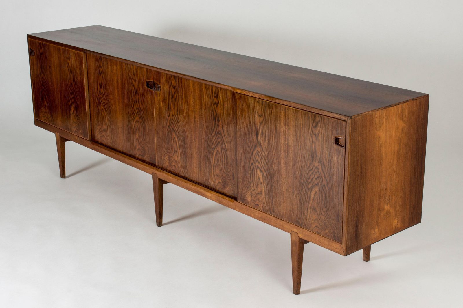 Buffet en palissandre par Henry Rosengren Hansen pour Brande Møbelindustri, Danemark. photo for sale