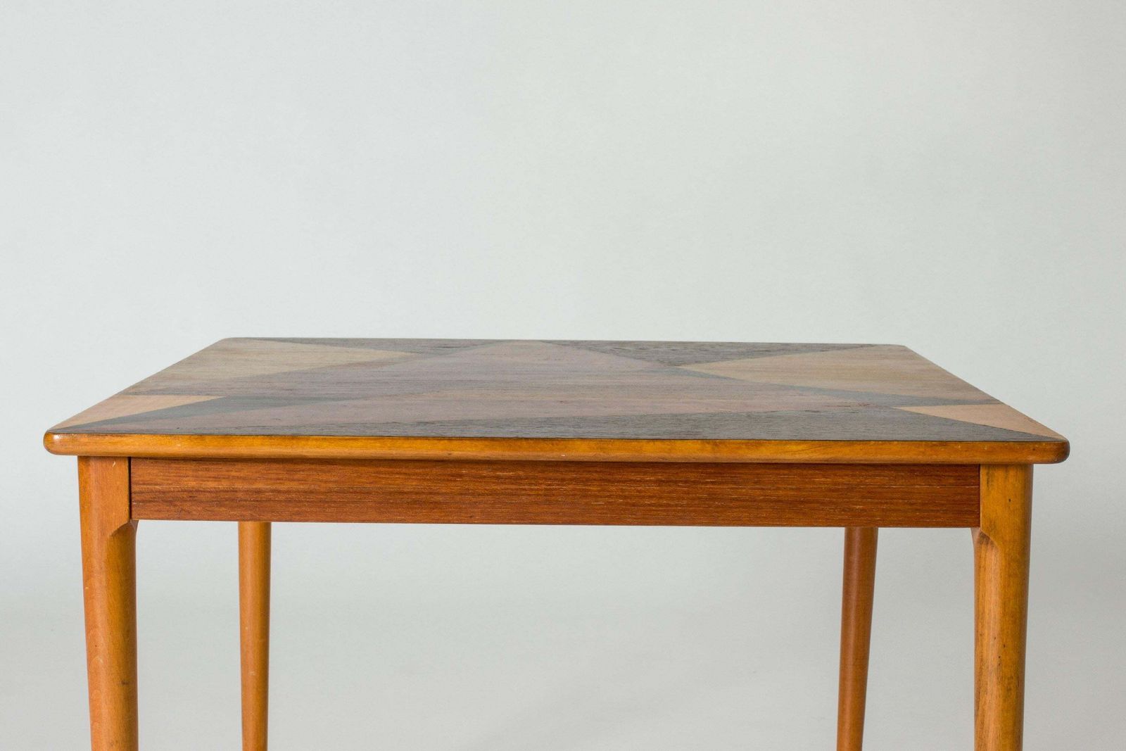 Table d'appoint suédoise mid-century en teck avec incrustation de bois, années 1950 photo 1622.0