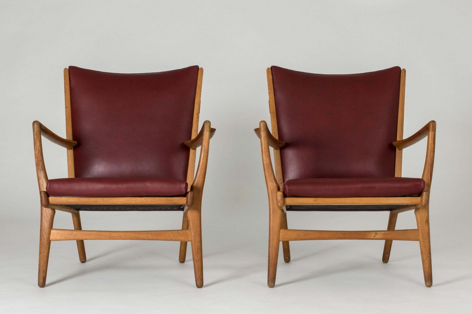 Ap 16 Lounge Chairs van Hans J. Wegner, eik en oxblood leer, jaren 1960 photo furniture