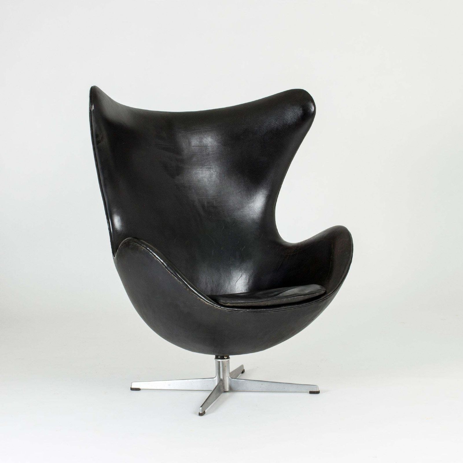 Arne Jacobsen Egg Lounge Chair, Black Leather, Scandinavian Design photo furniture