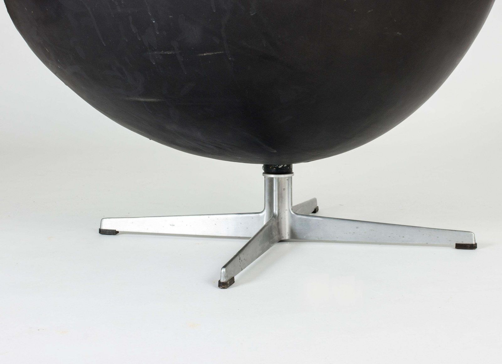 Fauteuil Egg Arne Jacobsen en cuir noir, design scandinave photo vintage