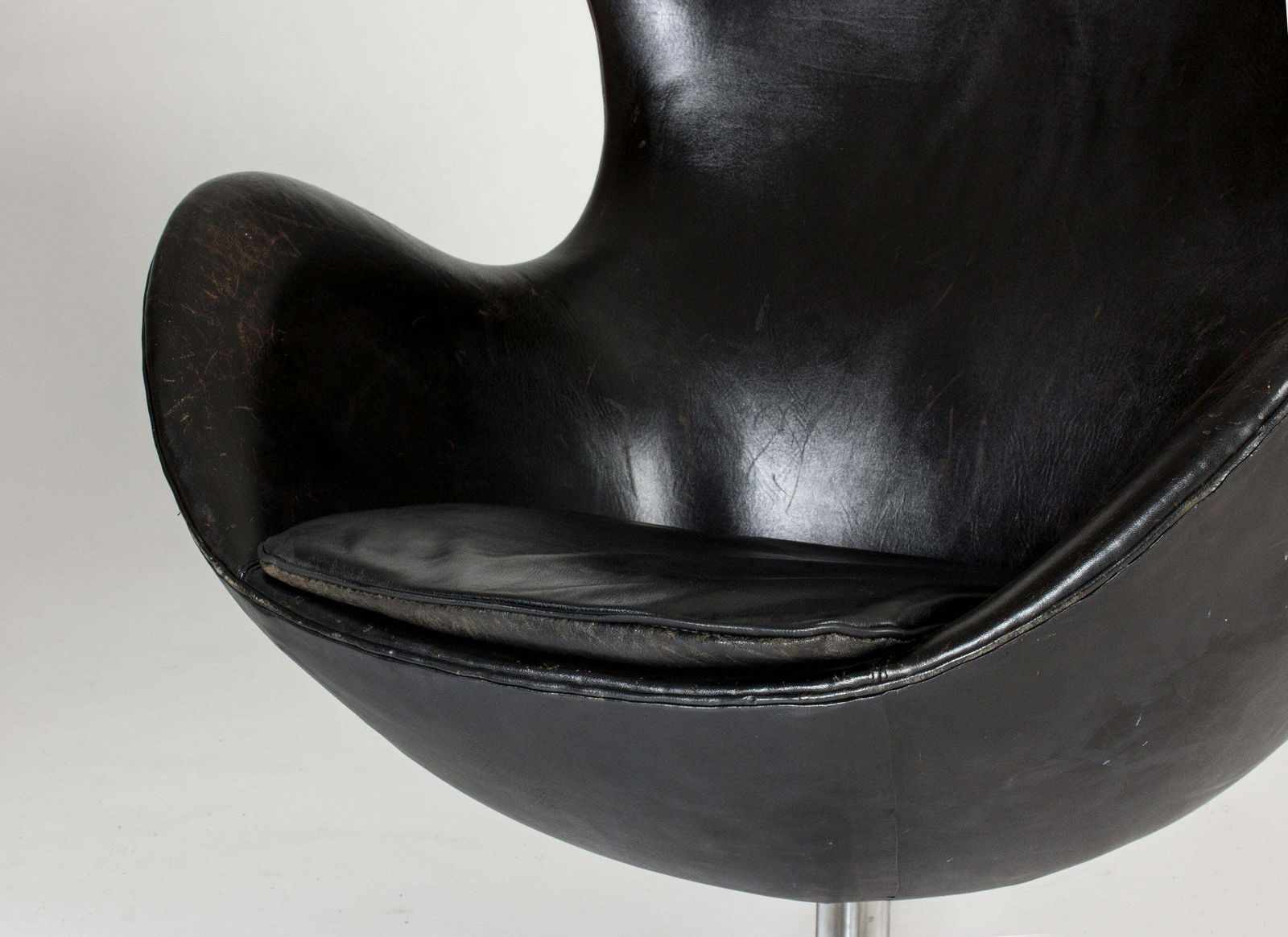 photo furniture Arne Jacobsen Egg Lounge Chair, Black Leather, Scandinavian Design