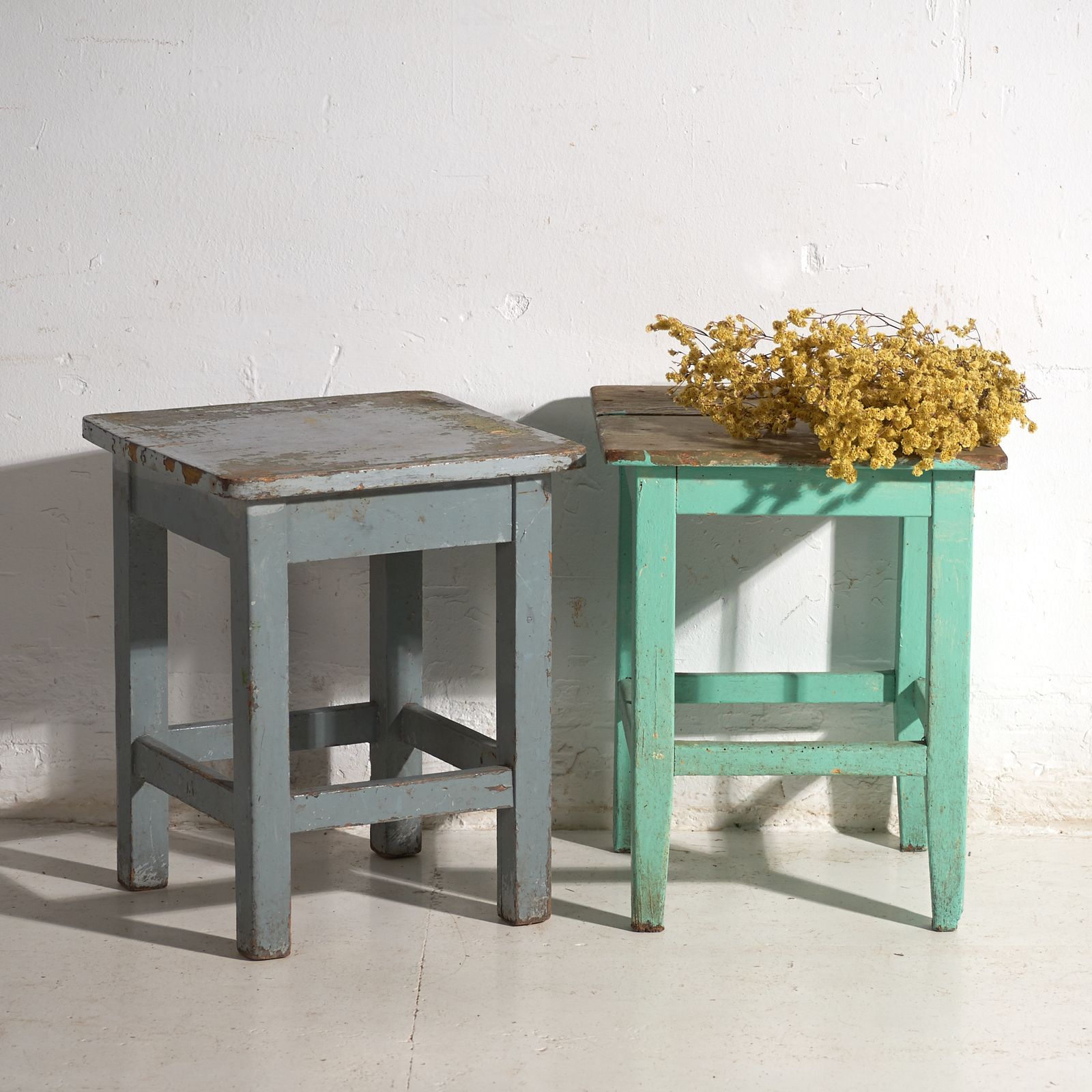 Tables de chevet d'époque en bois de pin - Europe centrale, vers 1940 #1