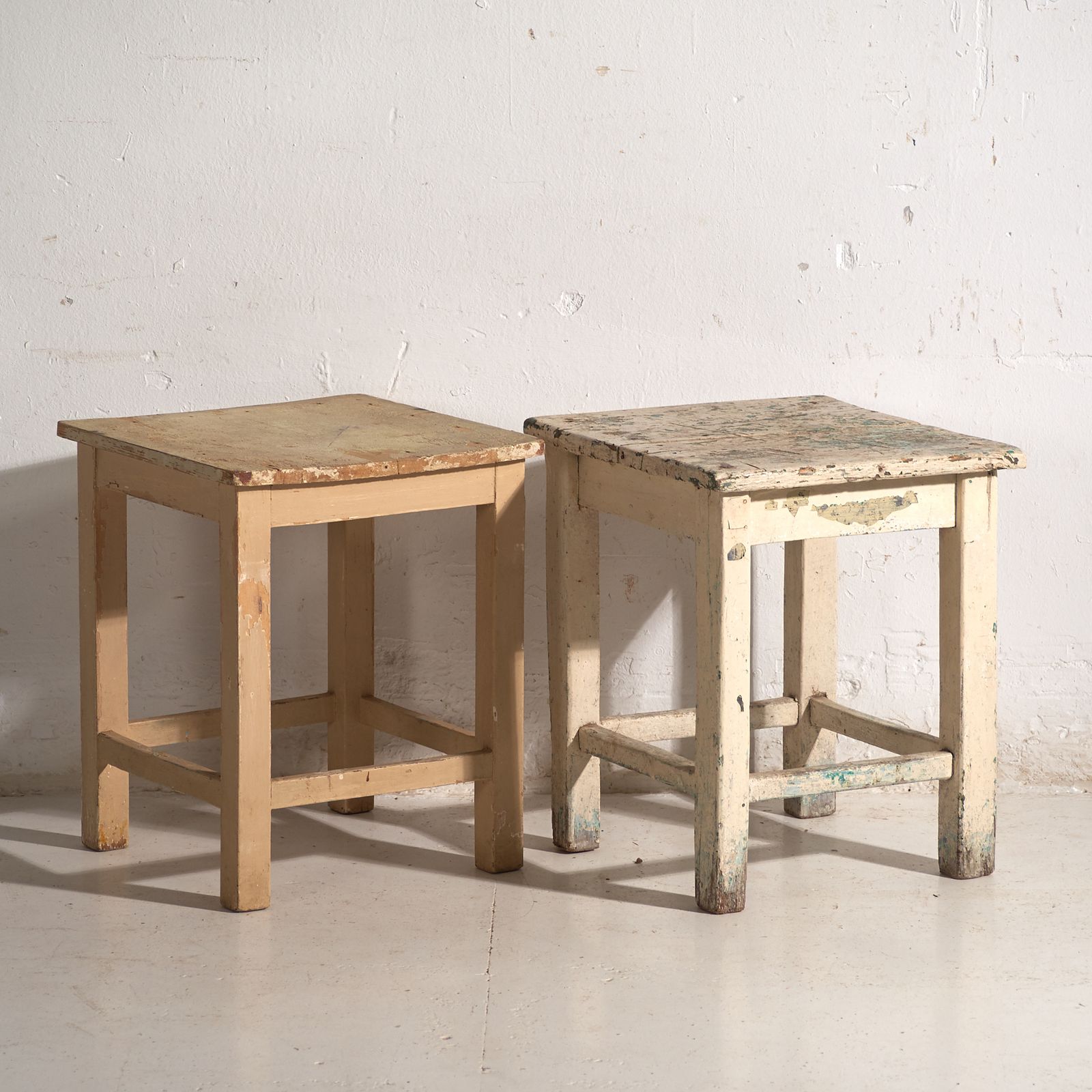 Tables de chevet d'époque en bois de pin, Europe centrale, vers 1940 #5 photo for sale