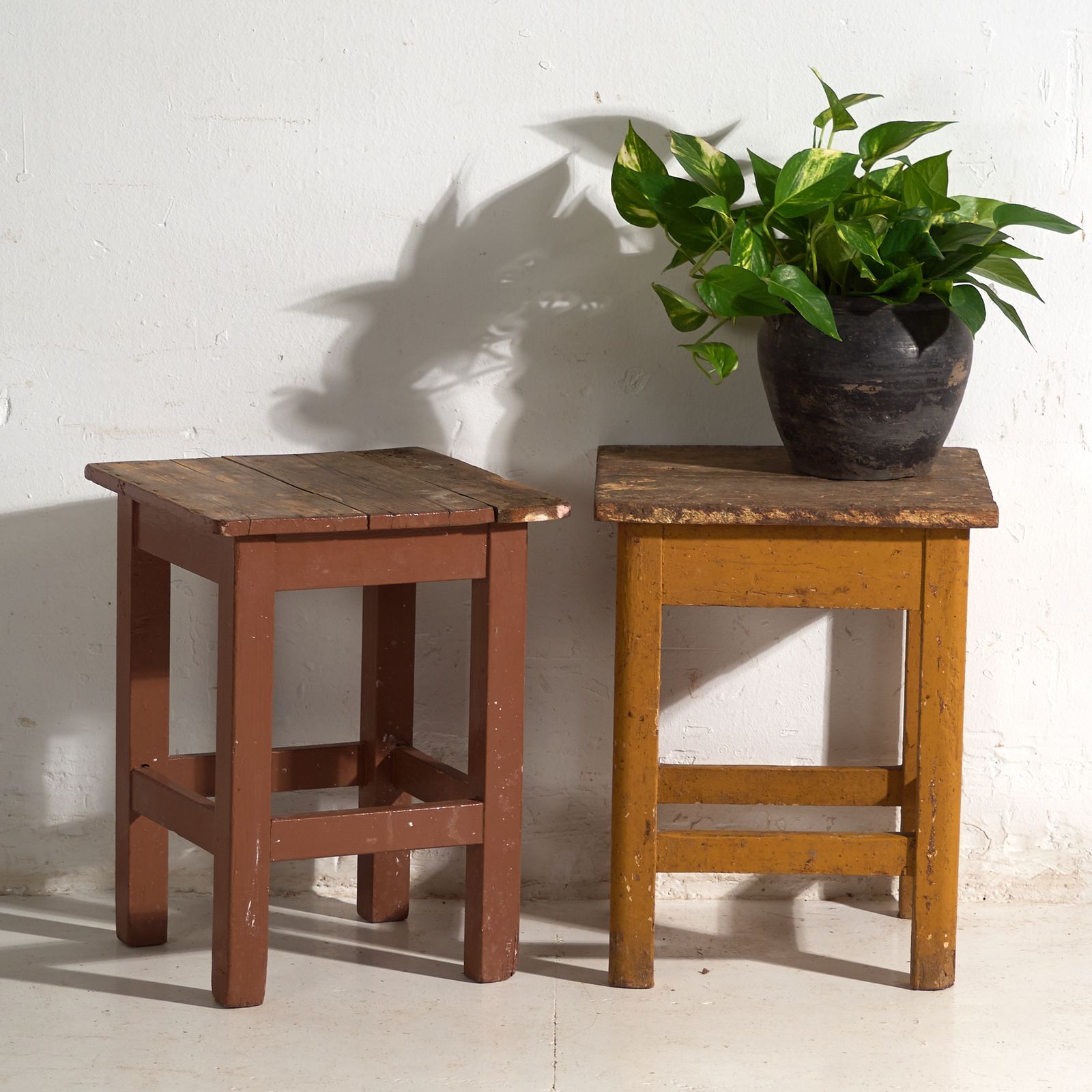 Tables de chevet d'époque en bois de pin, Europe centrale, vers 1940 #7