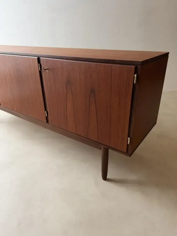 photo furniture Deens teakhouten dressoir, jaren 1960