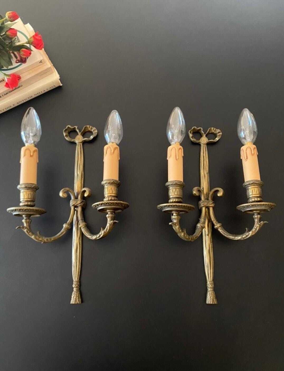 Een fraai paar antieke wandlampen.
