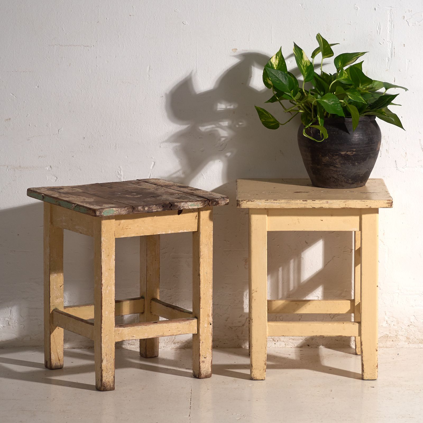 Tables de chevet d'époque en bois de pin - Europe centrale, vers 1940 #17