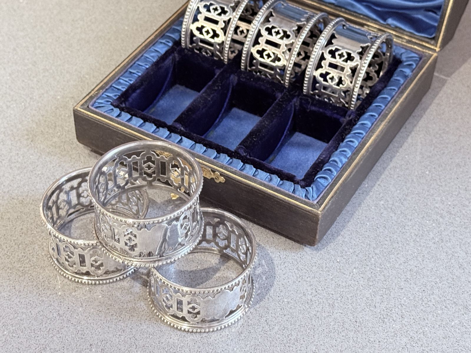 photo furniture Ensemble de 6 ronds de serviette anglais en argent, écrin d'origine, décor Art déco