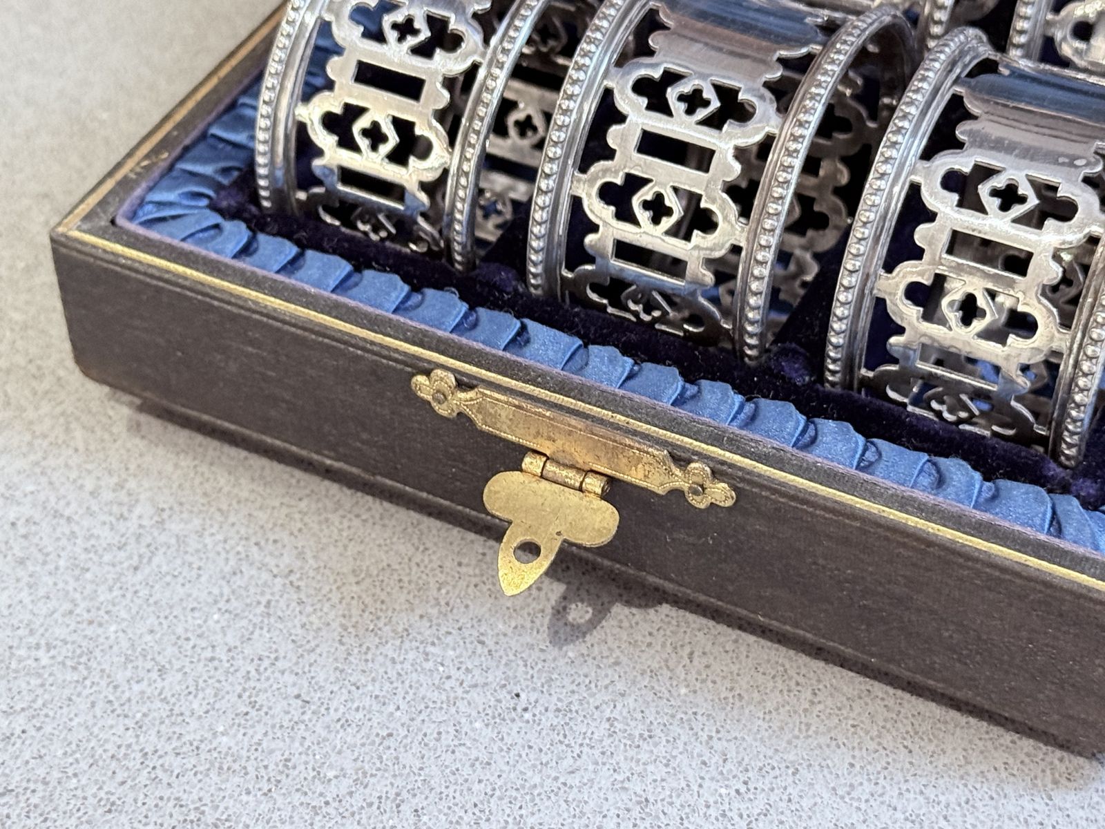 photo buy Ensemble de 6 ronds de serviette anglais en argent, écrin d'origine, décor Art déco