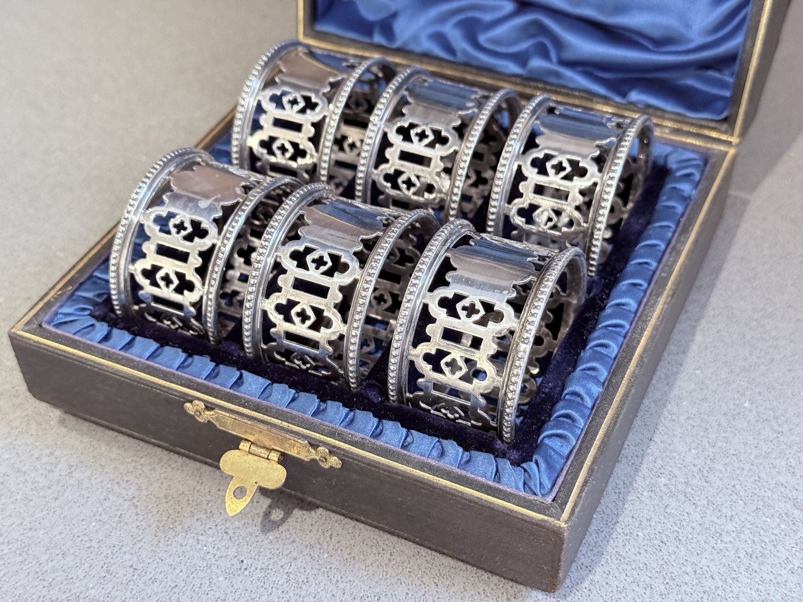 photo vintage Ensemble de 6 ronds de serviette anglais en argent, écrin d'origine, décor Art déco