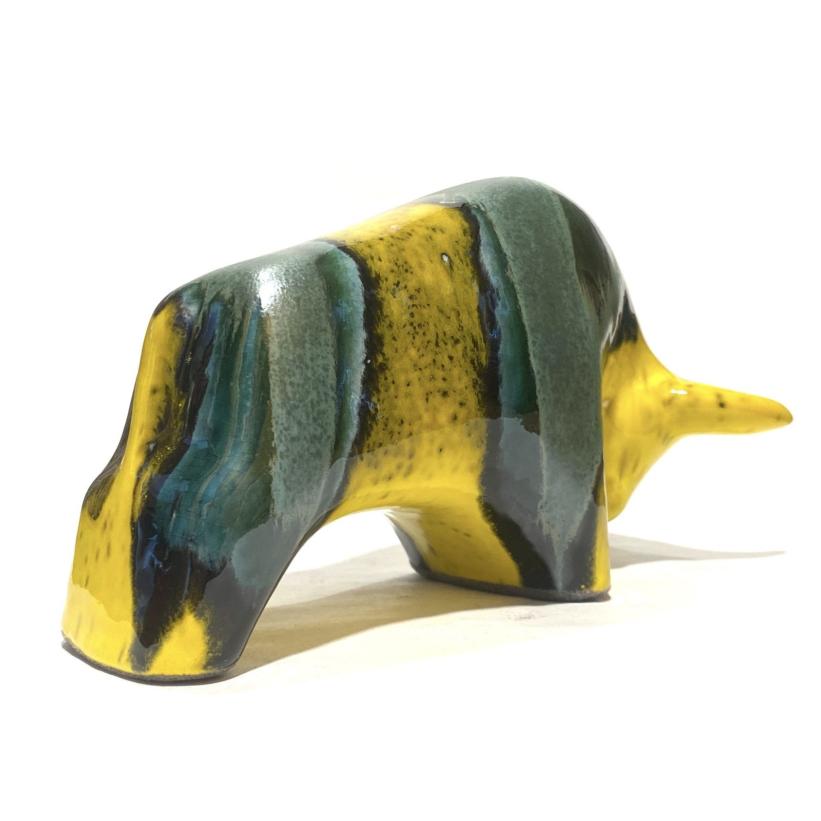 Otto Keramik stier in Brazil-glazuur van geel en groen, West German Pottery stijl sculptuur photo vinterior