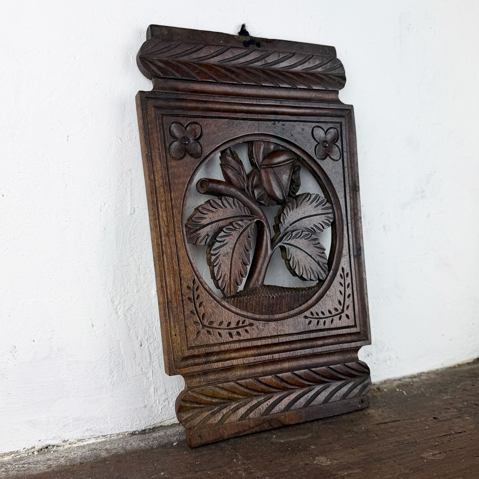 Antiek Frans gesneden houten paneelfragment met rozenmotief, architecturaal sloopmateriaal photo Woonaccessoires