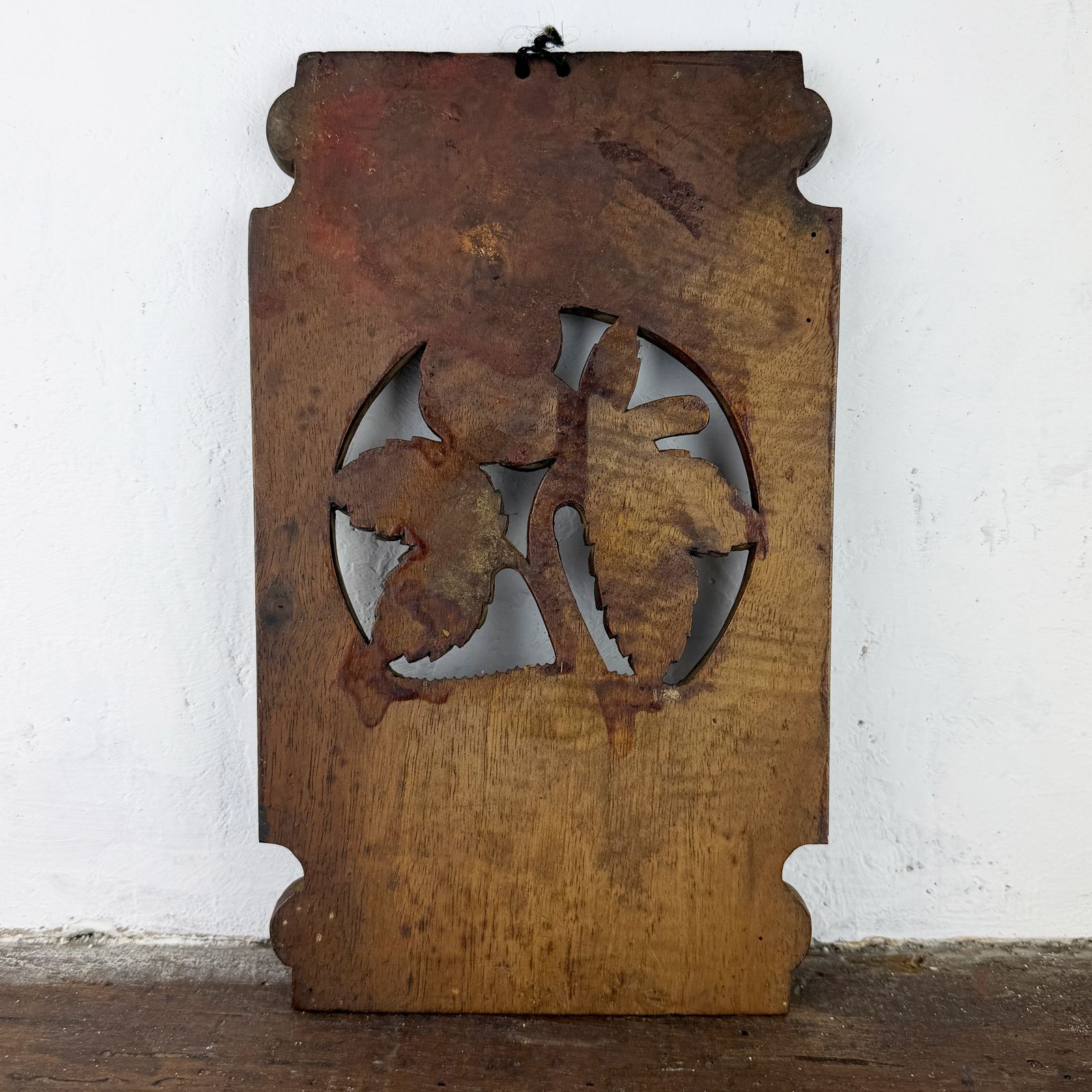 Antiek Frans gesneden houten paneelfragment met rozenmotief, architecturaal sloopmateriaal photo vintage