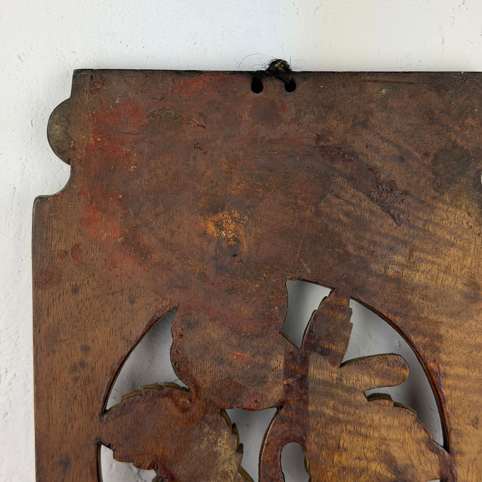 photo furniture Antiek Frans gesneden houten paneelfragment met rozenmotief, architecturaal sloopmateriaal