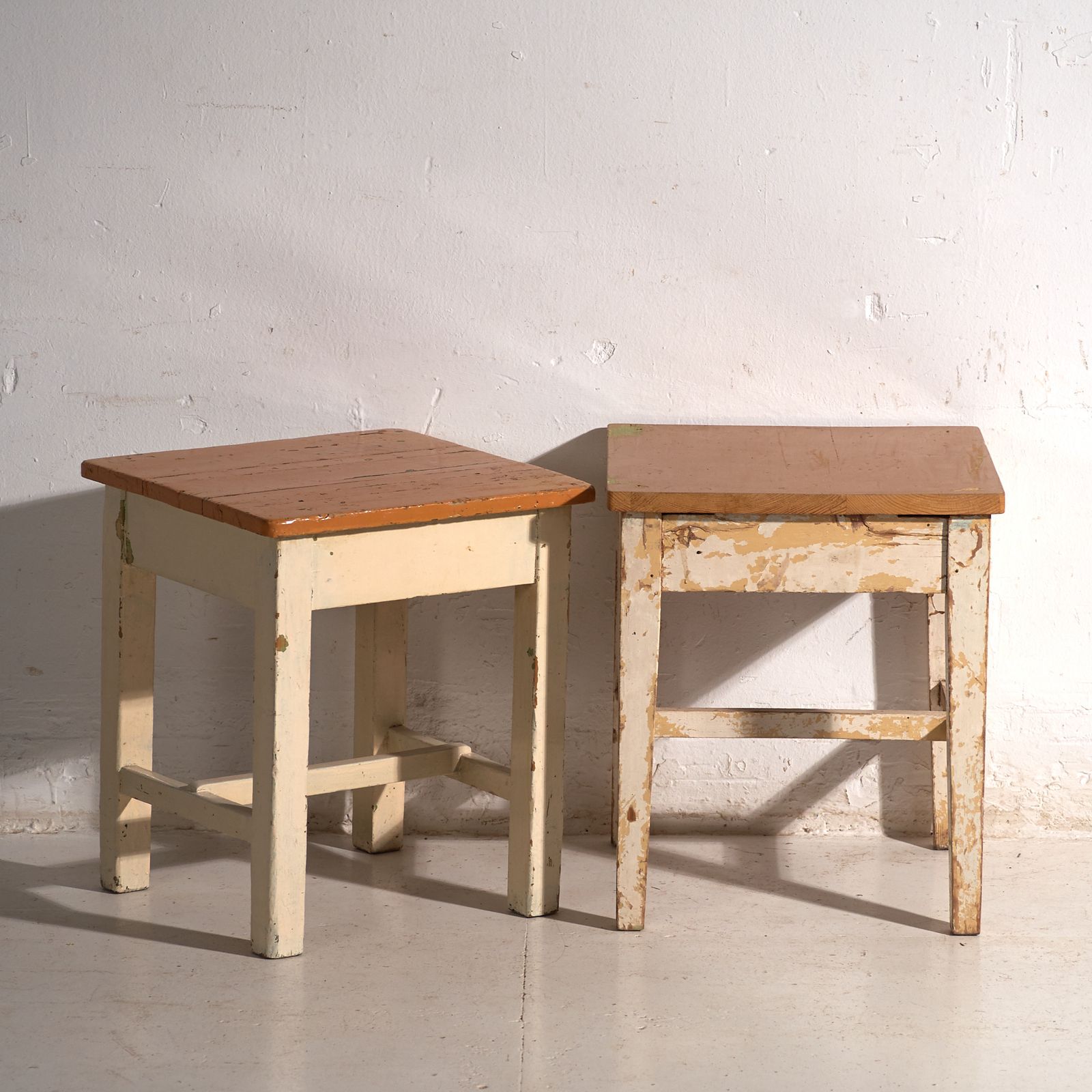 Mobilier Tables de chevet d'époque en bois de pin, Europe centrale, vers 1940 #13 photo