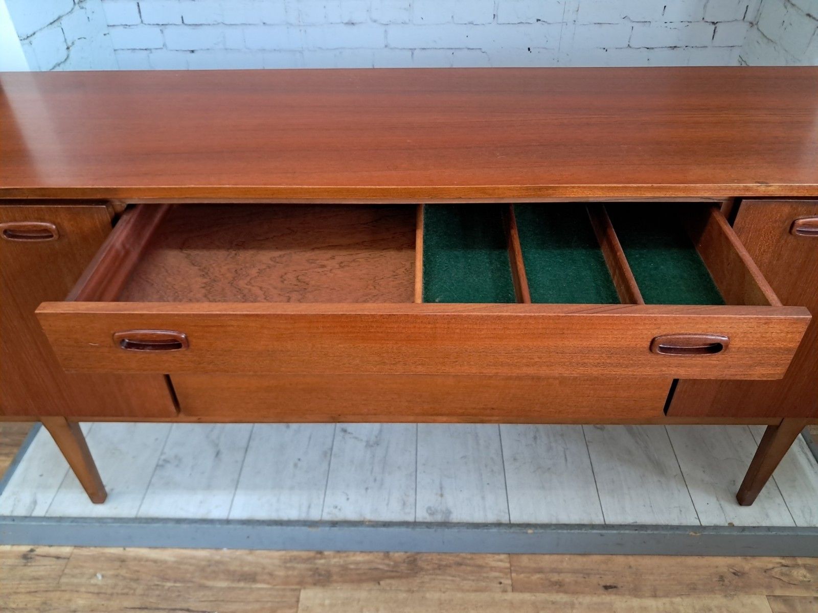 photo vinterior Mid Century Nathan Teak Sideboard Vintage Retro Tv Cabinet Cupboard Compact 1960