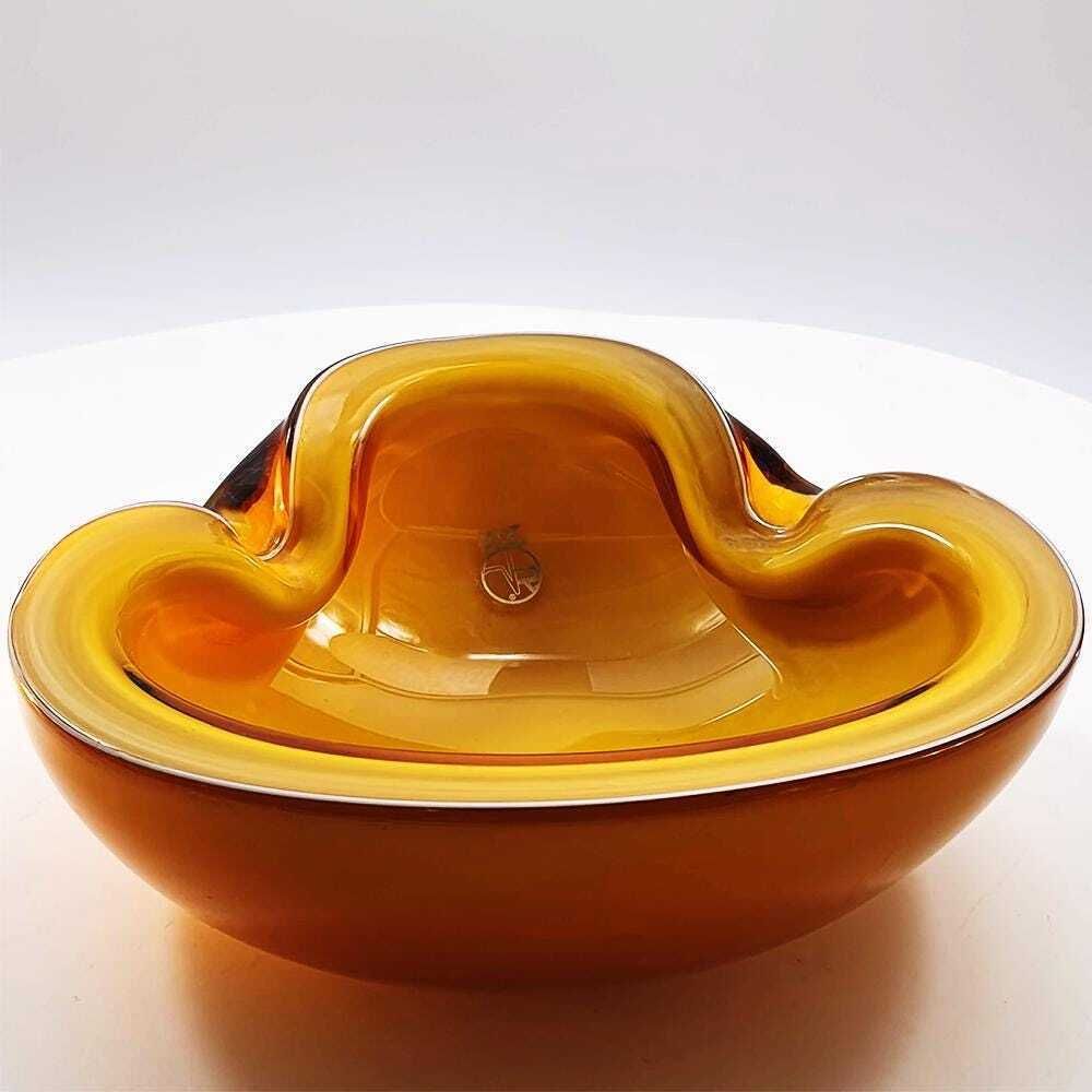 photo for sale Zeldzame asbak uit de jaren 1950, ontworpen door Alfredo Barbini, handgemaakt Murano-glas, geproduceerd door de historische fabriek Vecchia Murano V.M. 17 cm / 6,69 inch