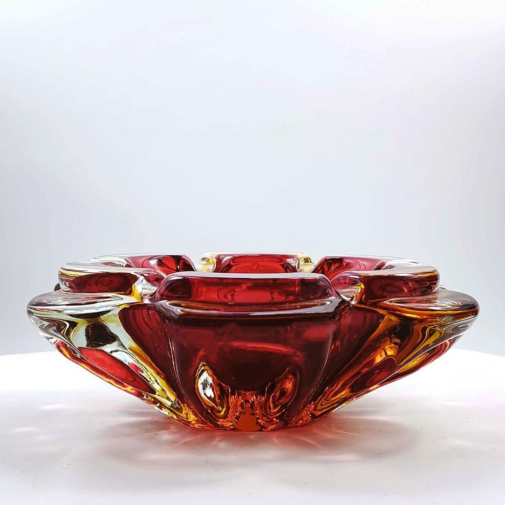 Grote asbak in Murano-glas, jaren 1960. Gemaakt in Murano, Italië. 18,5 cm / 7,28 inch photo for sale