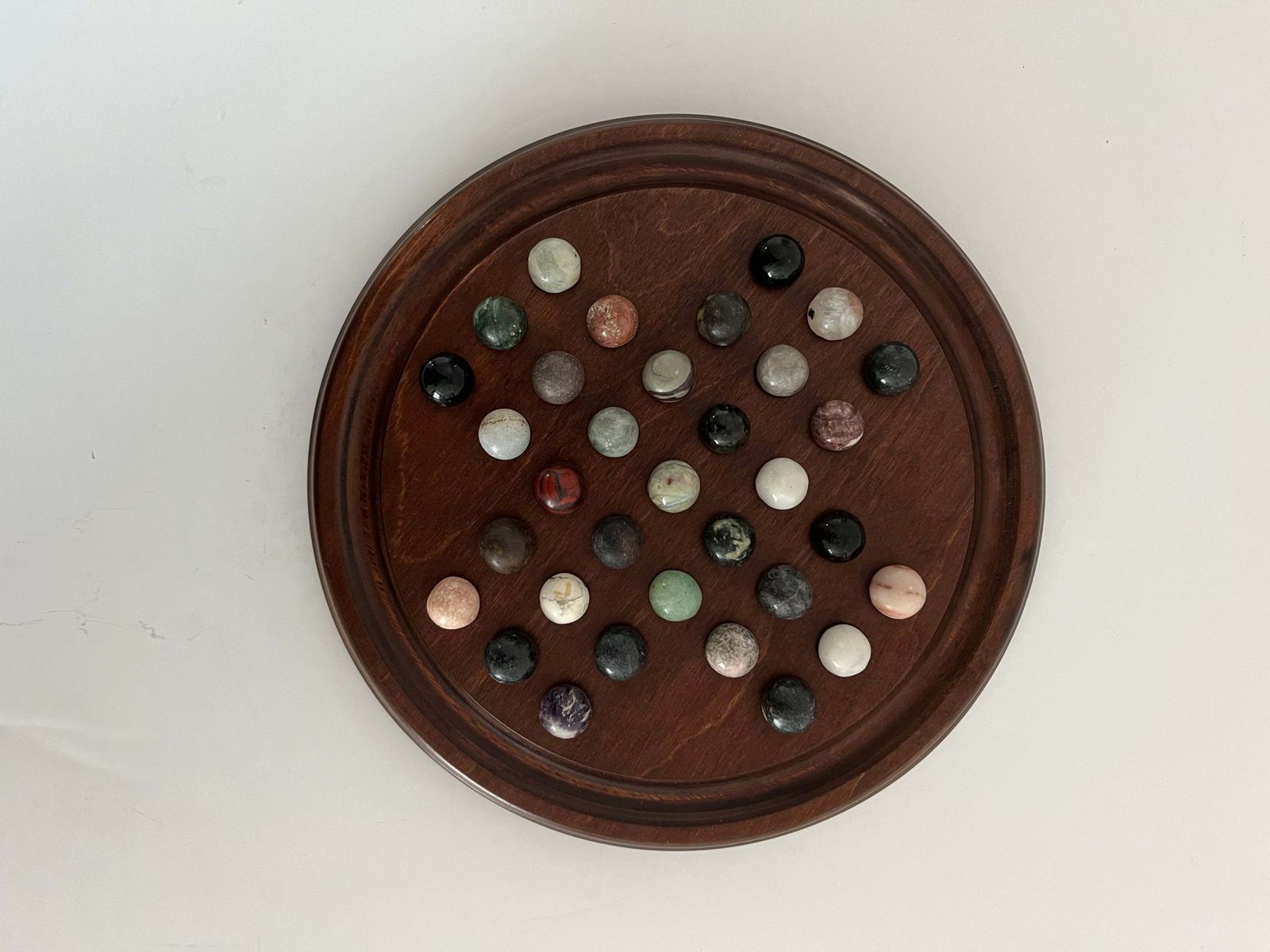 Marmerspel Solitaire met hardhouten bord en 33 agaatstenen knikkers, ca. 1925 photo for sale