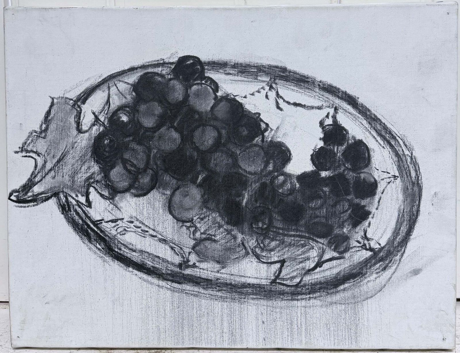 Nature morte en noir et blanc aux raisins, modernisme français, XXe siècle, dessin au fusain photo furniture