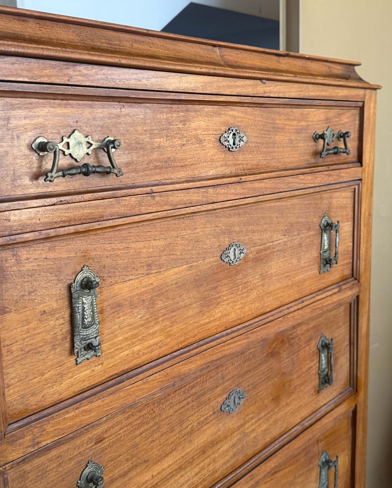 Haute commode à sept tiroirs ou cabinet, XXe siècle, avec quincaillerie en laiton photo buy