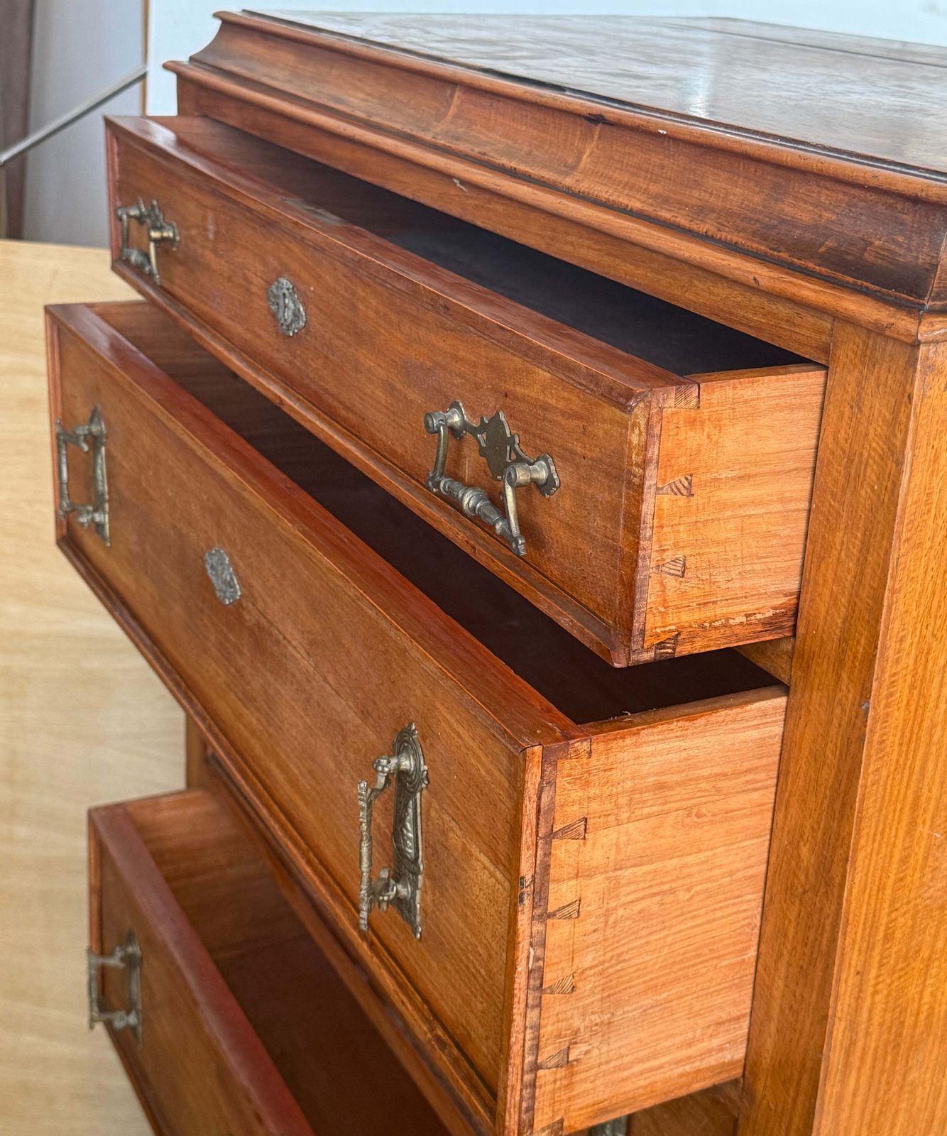 photo furniture Haute commode à sept tiroirs ou cabinet, XXe siècle, avec quincaillerie en laiton