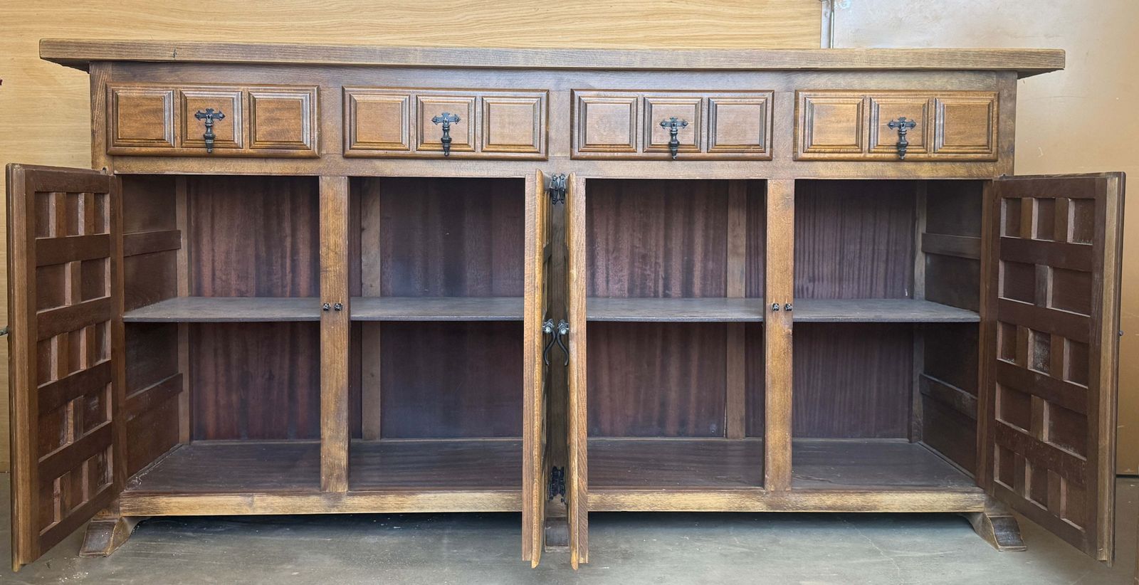 Buffet espagnol rustique en bois sculpté avec ferrures forgées à la main, XXe siècle photo furniture