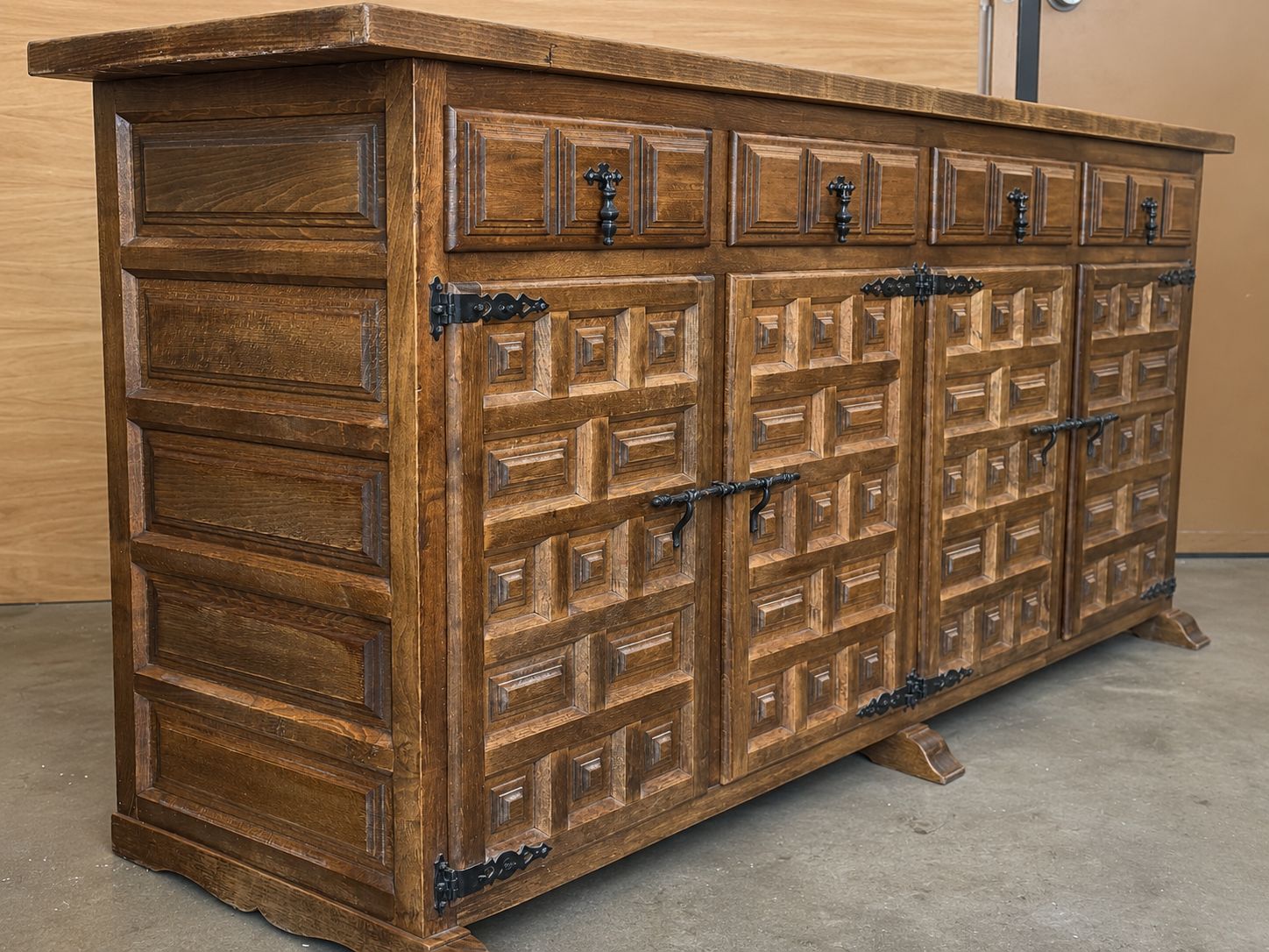 Buffet espagnol rustique en bois sculpté avec ferrures forgées à la main, XXe siècle photo Mobilier
