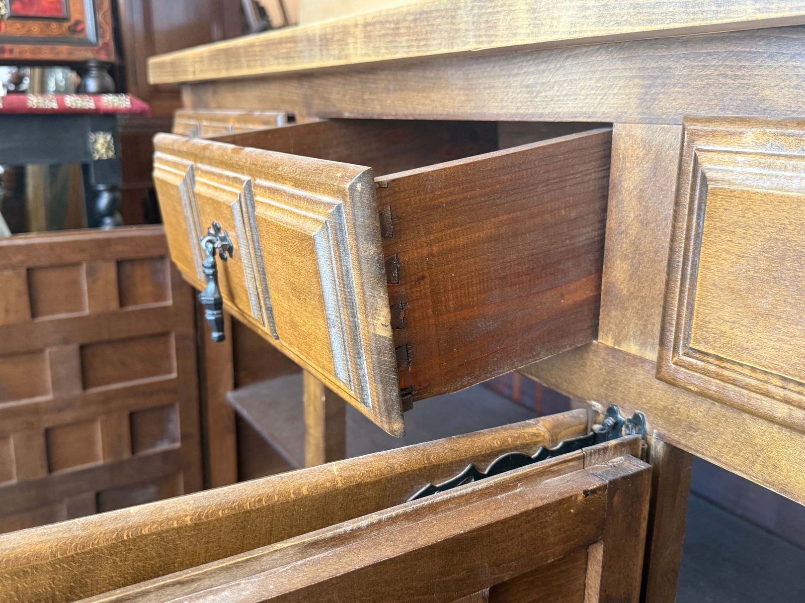 Buffet espagnol rustique en bois sculpté avec ferrures forgées à la main, XXe siècle photo vinterior