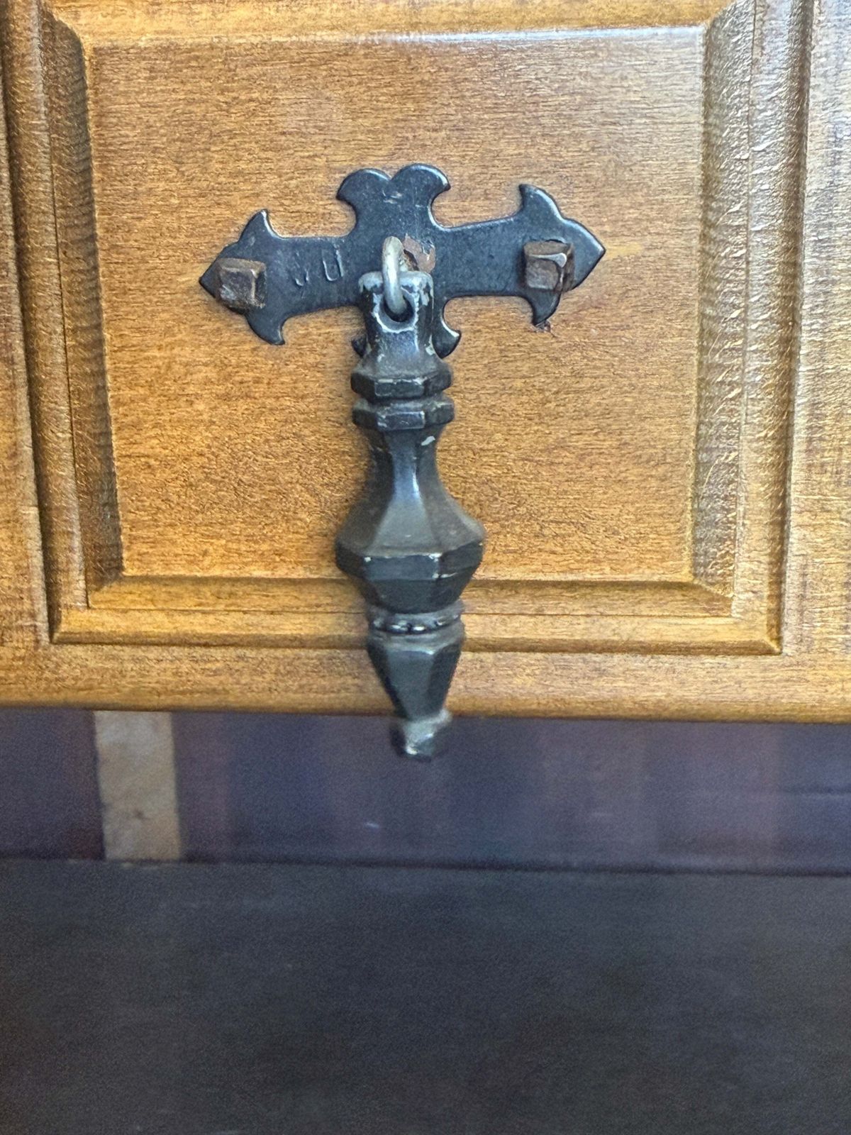 Buffet espagnol rustique en bois sculpté avec ferrures forgées à la main, XXe siècle photo vintage