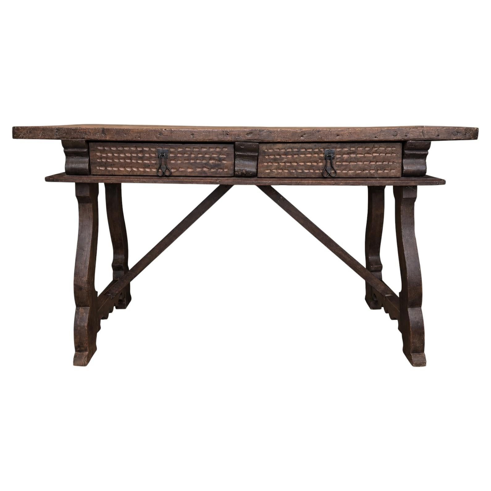 Table de bureau espagnole rustique en bois sculpté deux faces, avec tiroirs et ferrures en fer