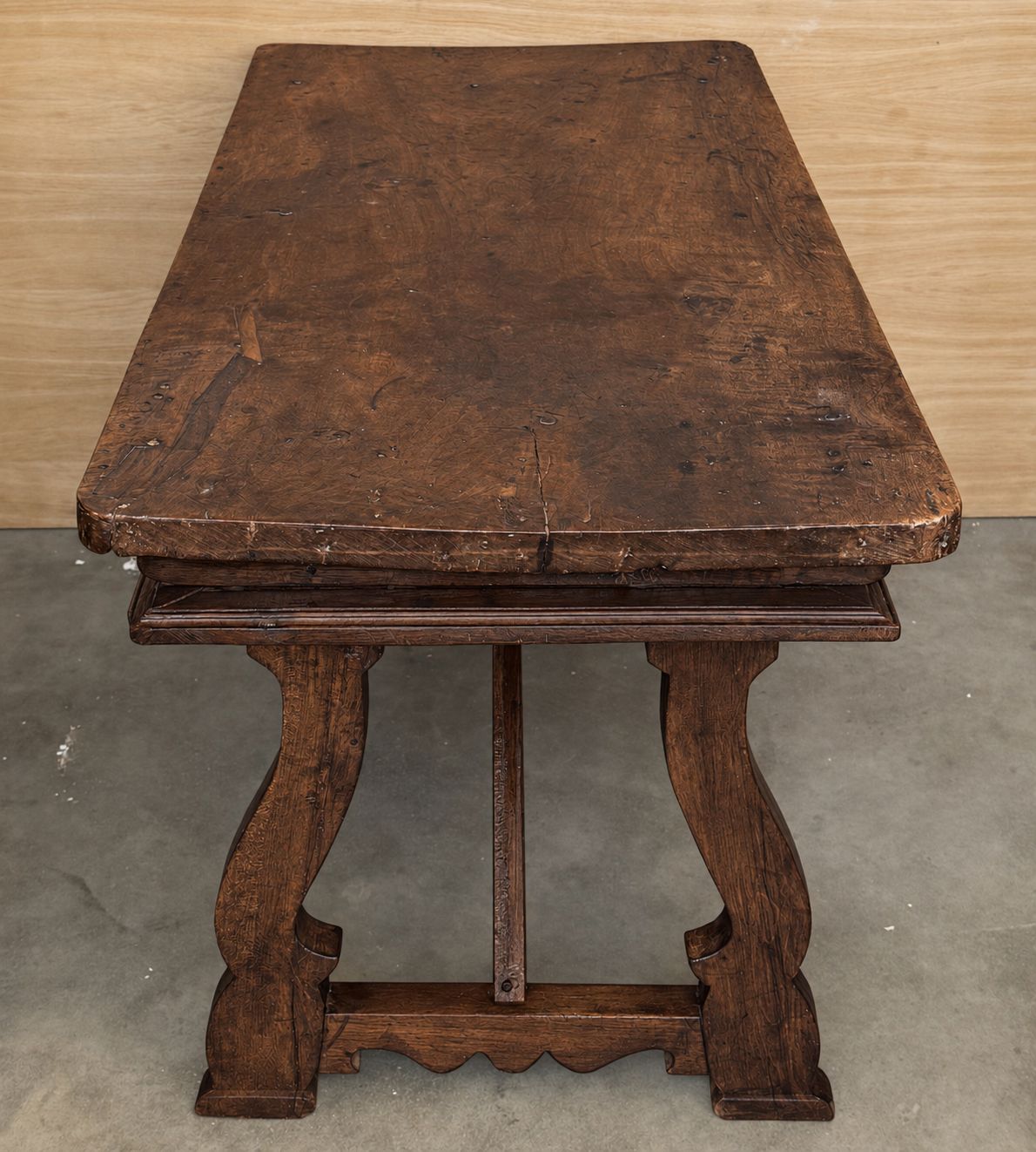Table de bureau espagnole rustique en bois sculpté deux faces, avec tiroirs et ferrures en fer photo Mobilier