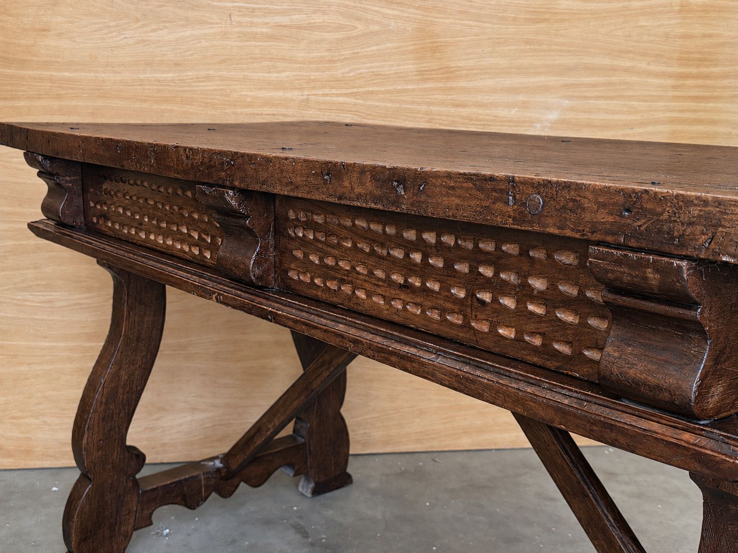 Table de bureau espagnole rustique en bois sculpté deux faces, avec tiroirs et ferrures en fer photo vintage