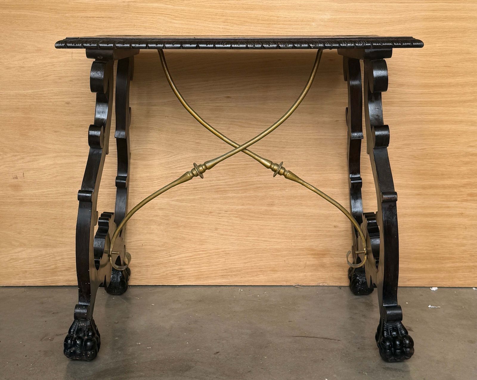 Table centrale d'époque en bois ébénisé sculpté, traverses en laiton et pieds en patte photo furniture