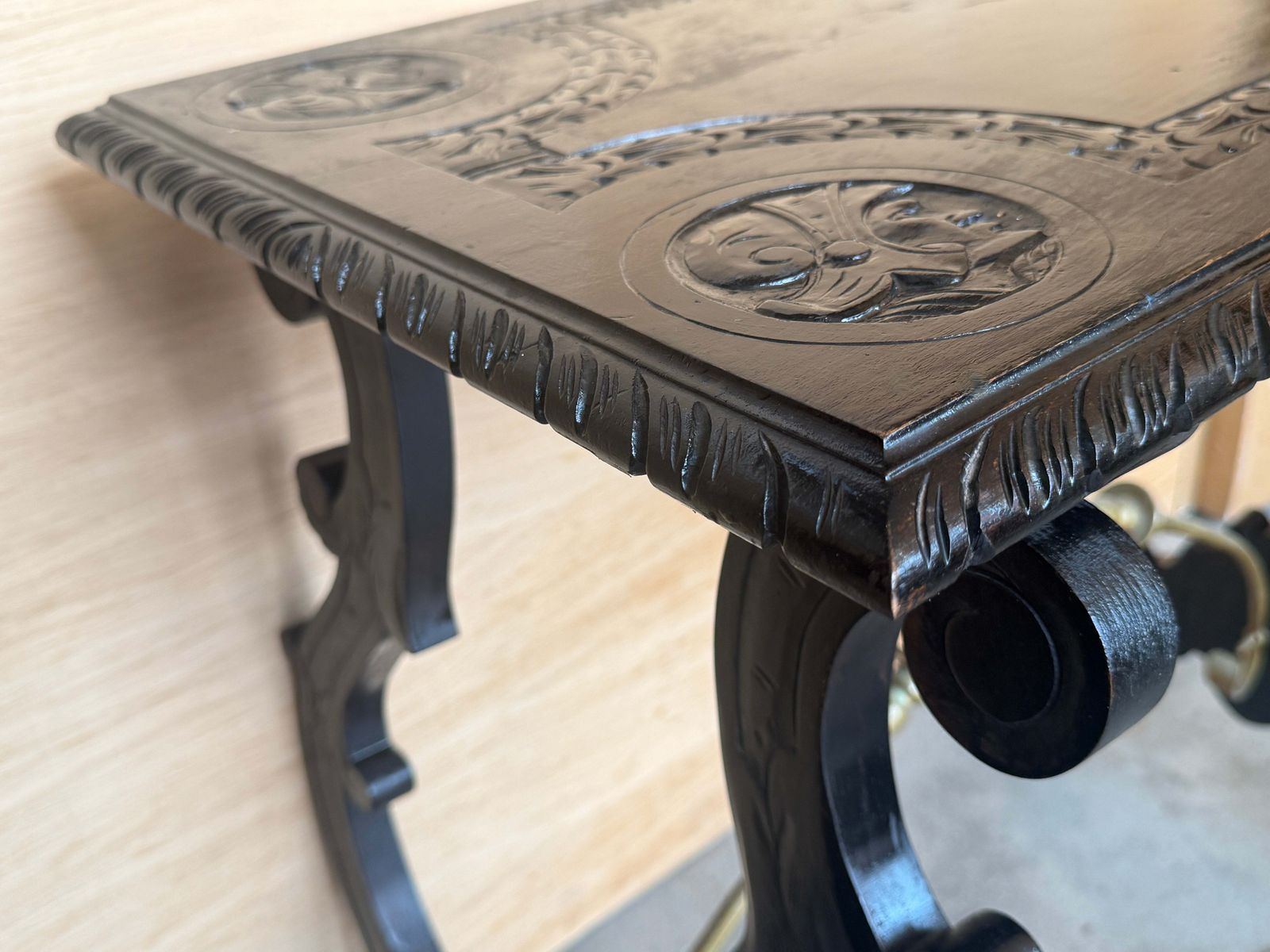 photo furniture Table centrale d'époque en bois ébénisé sculpté, traverses en laiton et pieds en patte
