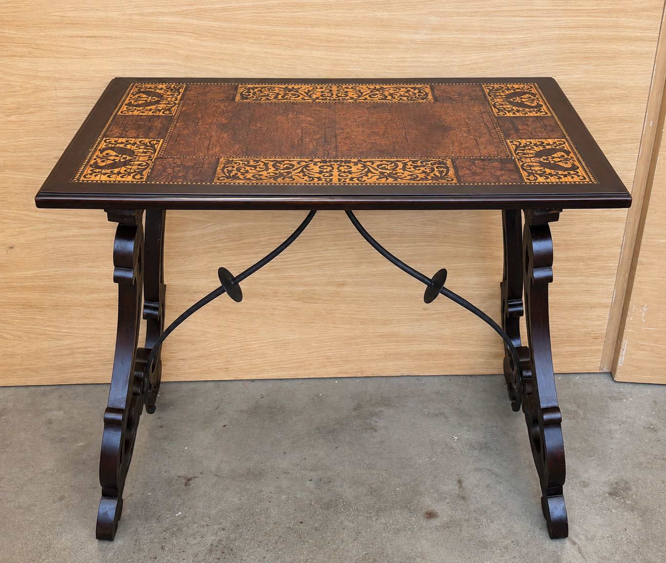 Table d'appoint espagnole en marqueterie, motifs d'oiseaux et entretoise en fer photo Mobilier