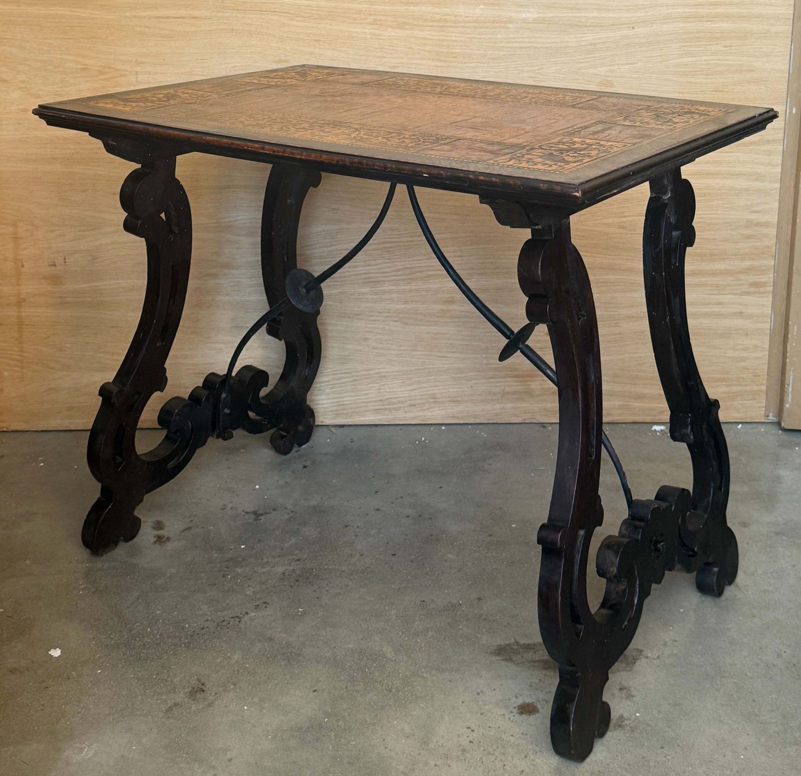 Table d'appoint espagnole en marqueterie, motifs d'oiseaux et entretoise en fer photo vinterior