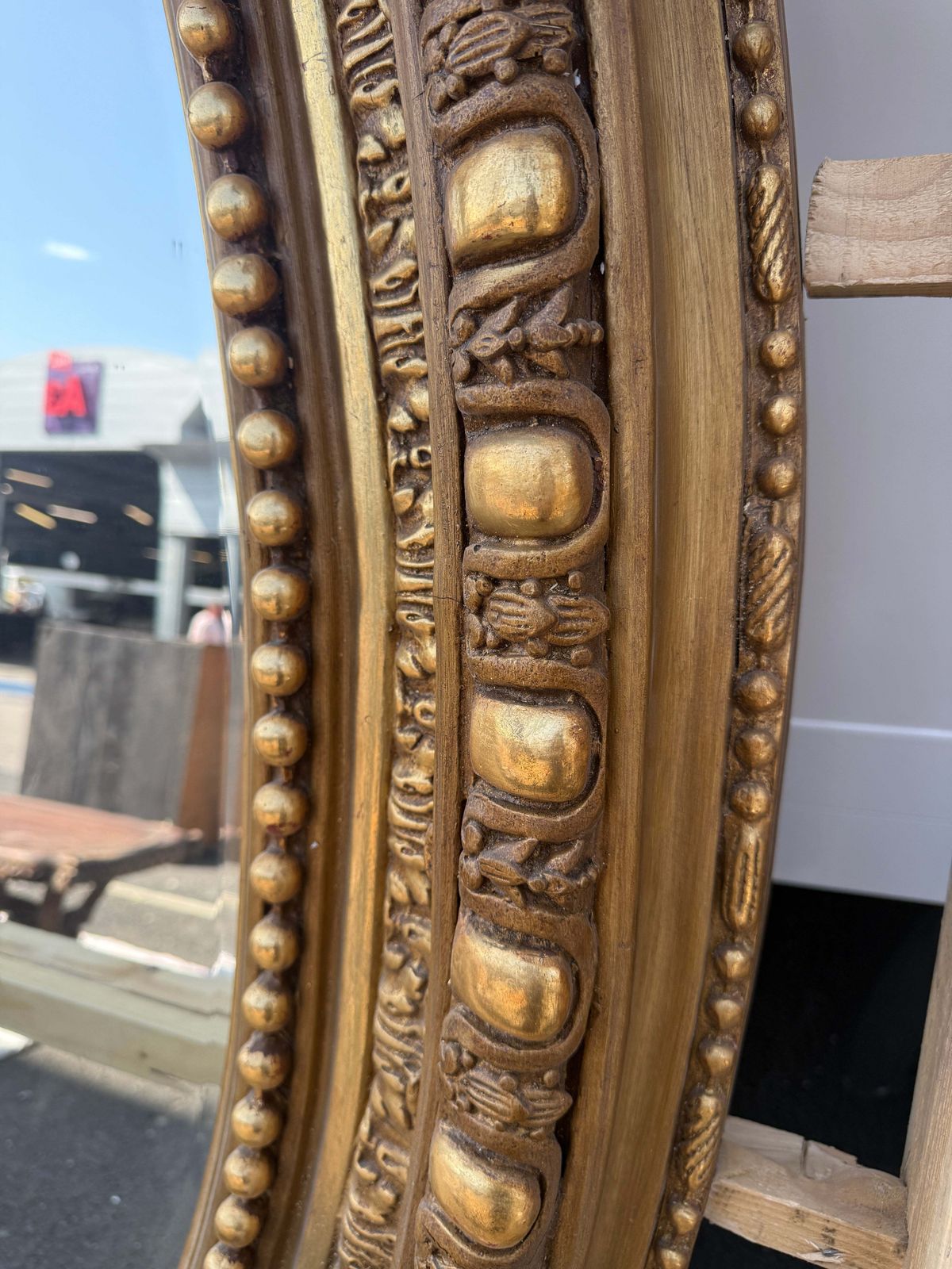 photo for sale Paire de miroirs ovales en bois doré de style baroque, avec angelots, 92 pouces