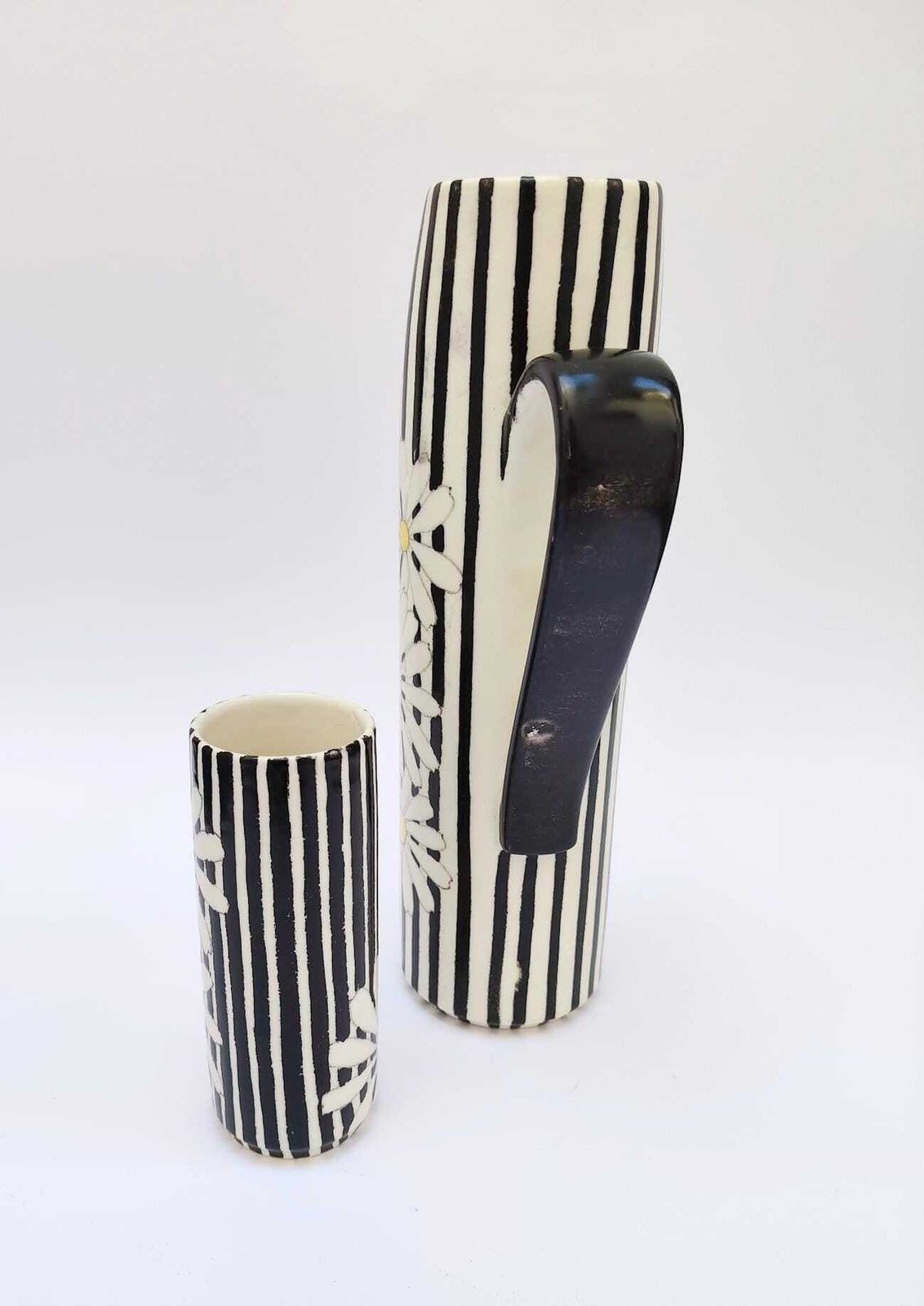 Pichet et verre en céramique noire et blanche à motifs de marguerites Ernestine Salerno, design italien mid-century. photo 183.0