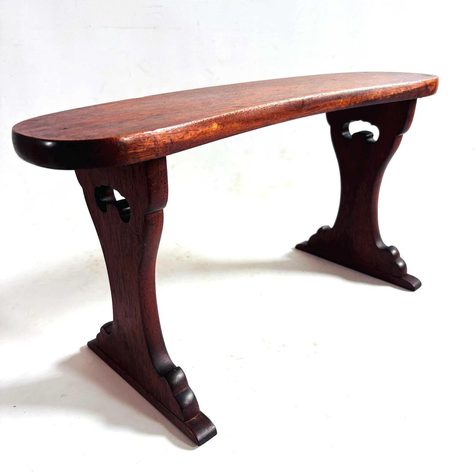 Fauteuil d'appui Kyōsoku d'époque en bois de sugi, présentoir bas, ère Shōwa, vers 1930 photo for sale