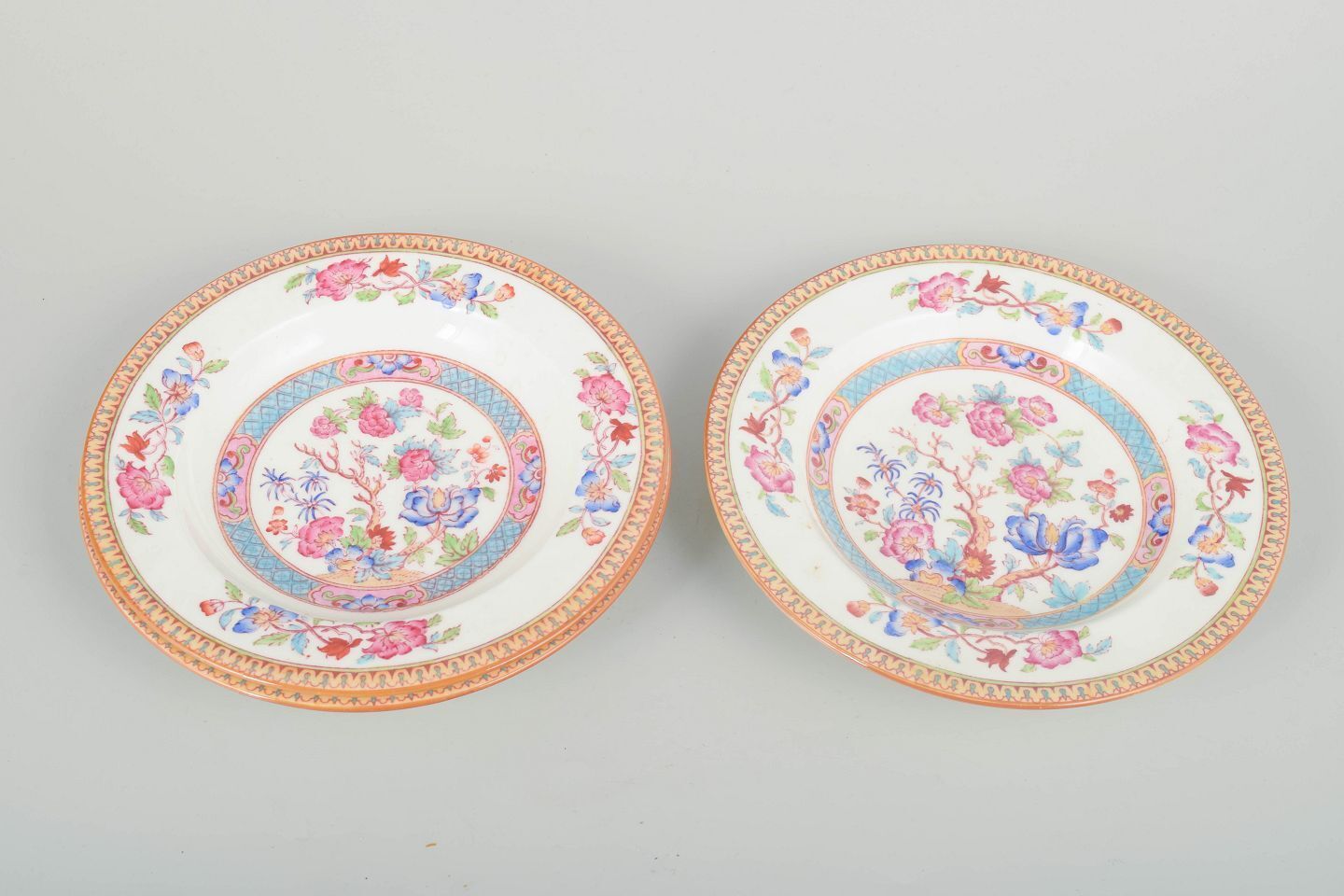 Cauldon China, Engeland. Drie Diepe Faience Borden met Oosters Patroon. photo furniture