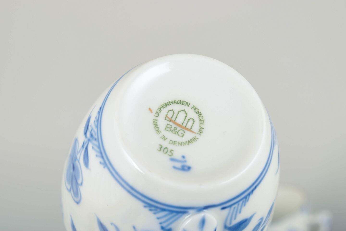 Bing & Grøndahl. Set van zes "Kipling" koffiekopjes met schoteltjes. Midden 20e eeuw. photo Woonaccessoires