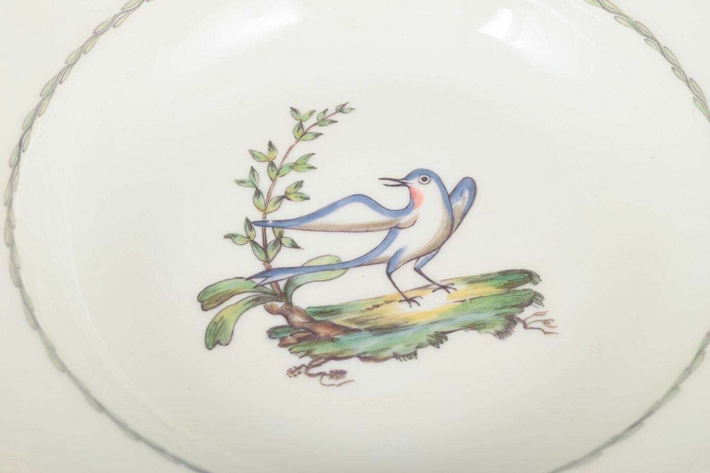 Royal Copenhagen. Set van vier grote diepe borden met vogelmotieven. Begin 20e eeuw. photo for sale