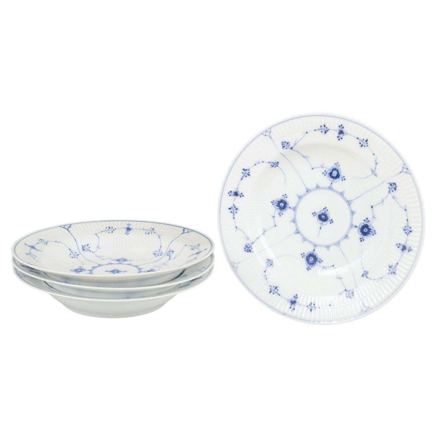 Royal Copenhagen, Blue Fluted Plain. Quatre assiettes creuses en porcelaine. Datées de 1957