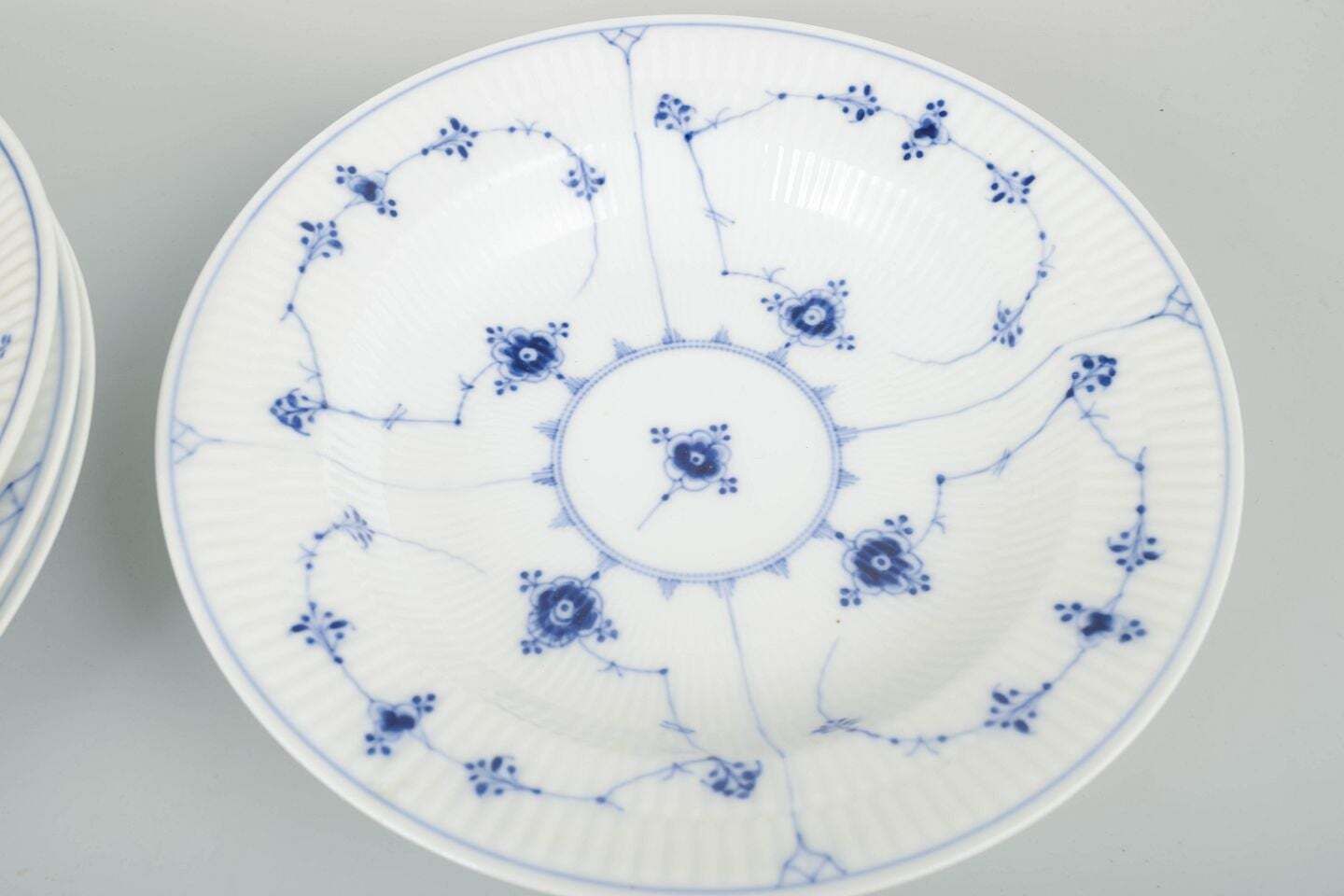 Royal Copenhagen, Blue Fluted Plain. Quatre assiettes creuses en porcelaine. Datées de 1957 photo for sale